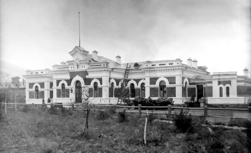 Станция черкесск. ЖД вокзал Черкесск. Вокзал Черкесск 19 век. Наш старый вокзал. Вокзал Черкесский мир.